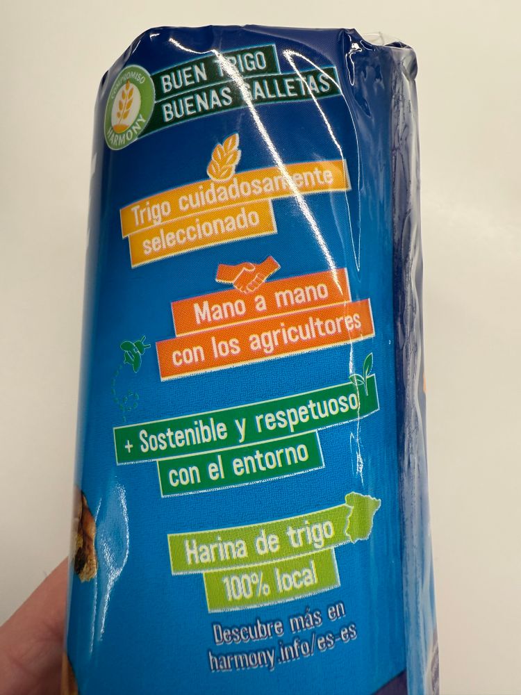 En la parte frontal de esta etiqueta de paquete de galletas, podemos ver que la harina de trigo es sostenible respetuosa con el medio ambiente y además mano a mano con los agricultores
