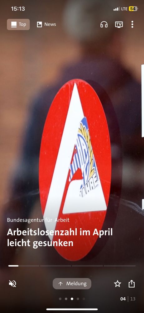 Ein Ausschnitt der Tagesschau-App, darauf ein Schild der Agentur für Arbeit mit einem halb abgerissenen Hertha-Aufkleber