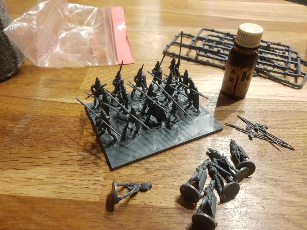 Mantic elven Phalanx trying to find a fitting formation that looks cool and the models don't touch each other