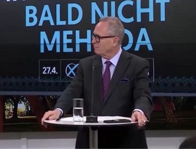 ÖVP Wien Chef Karl Mahrer bei der Plakatpräsentation vor dem Schriftzug „bald nicht mehr da“. (der gesamte Slogan lautet „Mama der Mann mit fem Koks ist bald nicht mehr da“, es sind aber nur die letzten 4 Worte sichtbar.) 