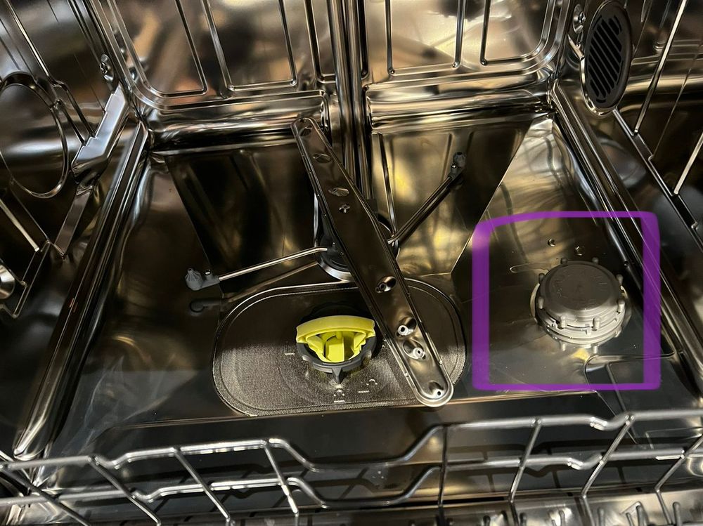 Fond d'un lave-vaisselle:
En violet, le bac à sel.

On y voit aussi le filtre avec une poignée jaune.