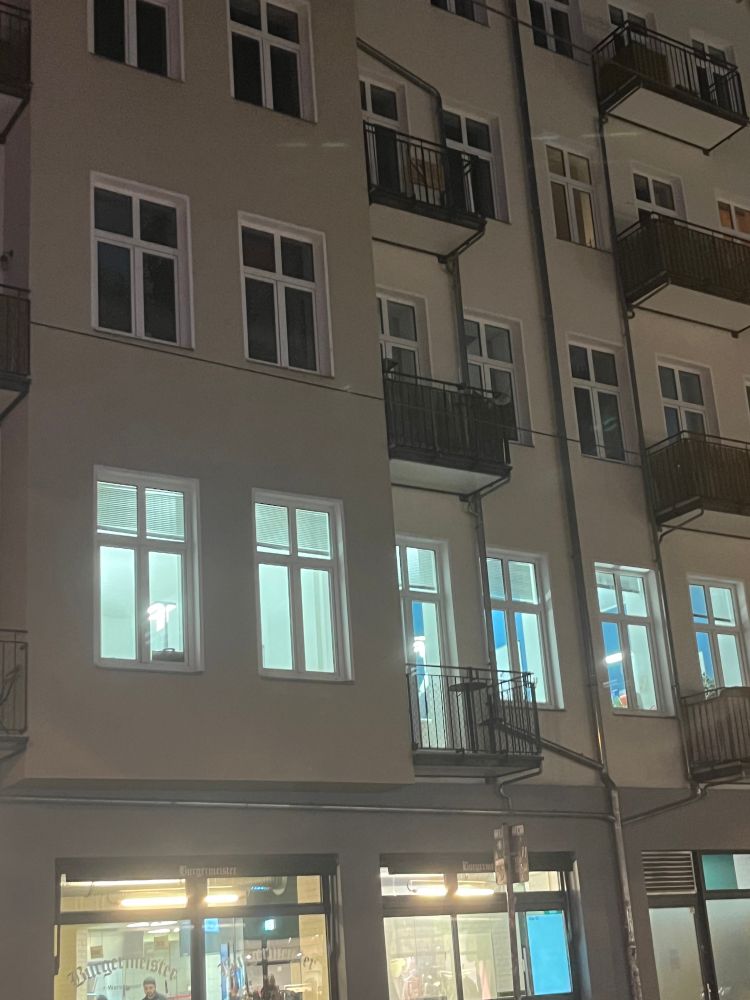 Beleuchtete Fenster in einem Wohnhaus 