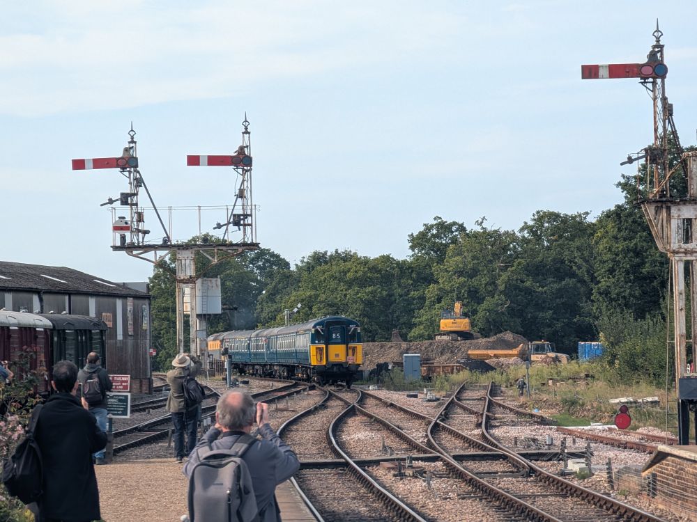 4VEP arriving at Horstead Keynes