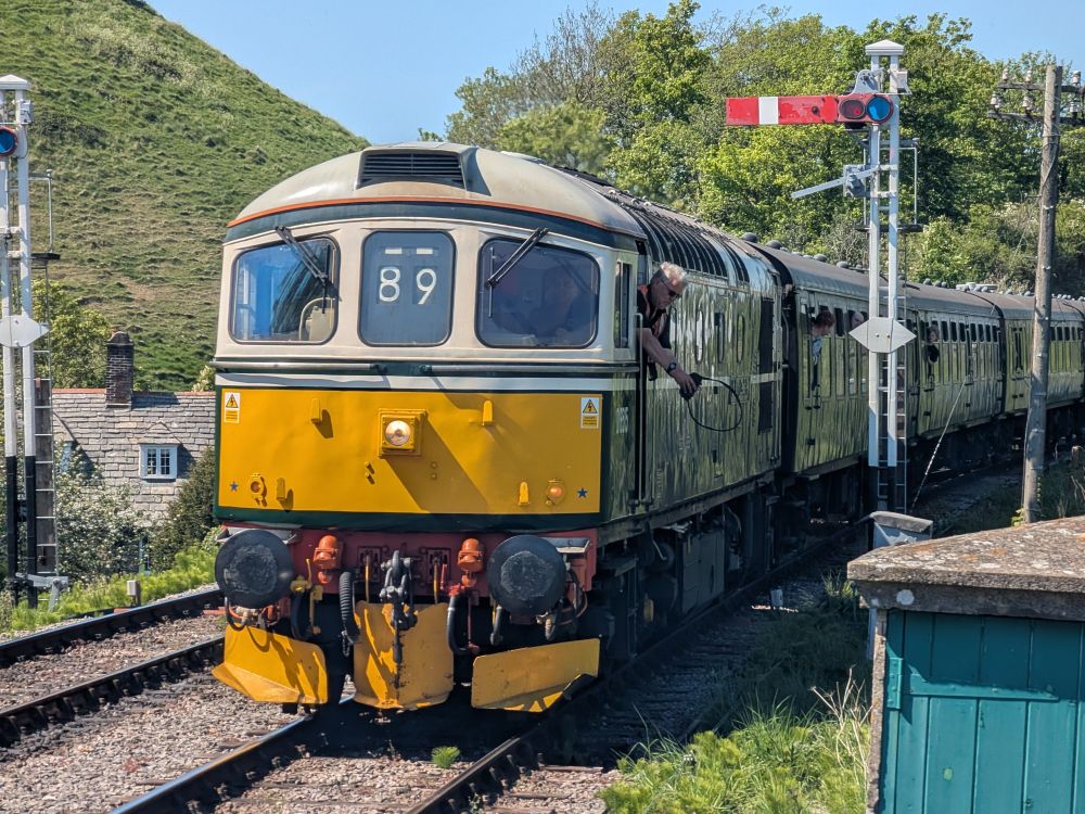Class 33 arriving at Corfe Castle