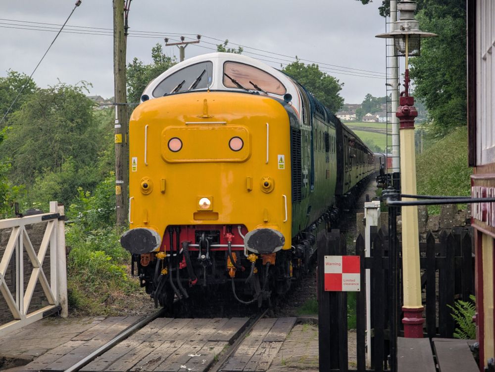 Deltic 55009 arriving at Damems
