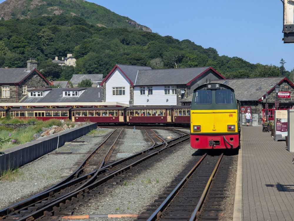 VoFf with a take of coaches and the station building behind 