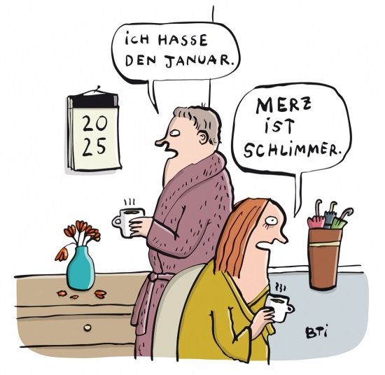Das Bild zeigt zwei Personen in einem Raum. Eine Person steht und hält eine Tasse, während die andere Person sitzt und ebenfalls eine Tasse hält. An der Wand hängt ein Kalender mit der Jahreszahl 2025. Die stehende Person sagt: "Ich hasse den Januar." Die sitzende Person antwortet: "Merz ist schlimmer." Auf einem Tisch steht eine Vase mit verwelkten Blumen, und daneben steht ein Behälter mit Regenschirmen.