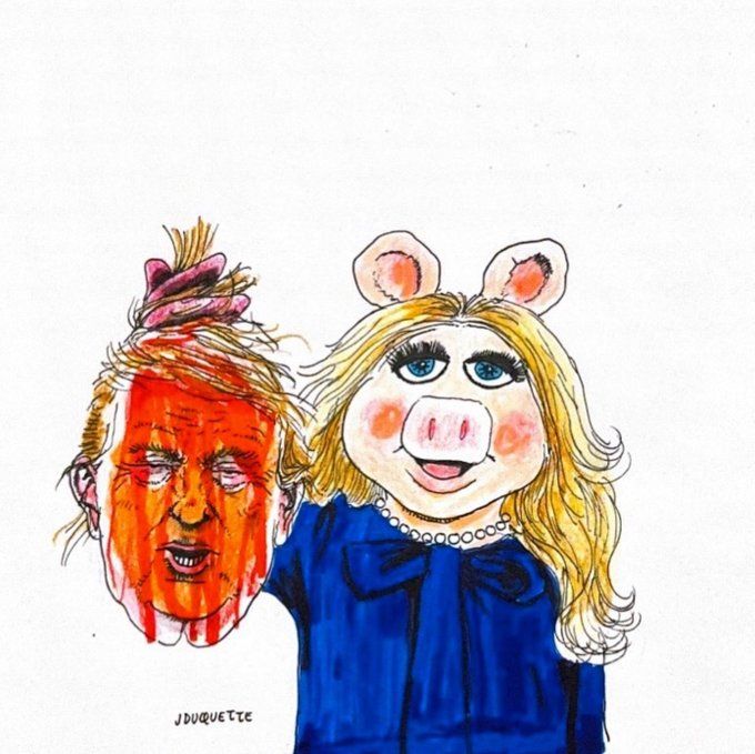 Das Bild ist eine provokante, satirische Illustration im Cartoon-Stil. Es zeigt eine Figur, die stark an Miss Piggy aus der Muppet-Show erinnert: blondes Haar, blaue Schleife, Perlenkette, elegantes blaues Kleid. Sie hält in ihrer linken Hand den abgetrennten Kopf einer Figur, die eindeutig an Donald Trump angelehnt ist – mit markanter Frisur, überzeichneten Gesichtszügen und einem grellroten Farbton, der Blut suggeriert. Der Gesichtsausdruck von Miss Piggy ist auffallend neutral, fast emotionslos. Unten rechts ist die Signatur „JDUQUETTE“ zu sehen, vermutlich der Name des Künstlers.