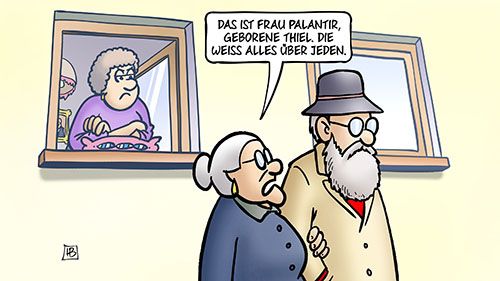 Vordergrund – Zwei ältere Menschen beim Spaziergang

Die Frau hat weißes Haar zu einem Dutt gebunden, trägt eine Brille und einen dunkelblauen Mantel.

Der Mann hat einen weißen Bart, ebenfalls eine Brille, einen Hut und einen beigefarbenen Mantel.

Sie wirken vertraut miteinander, als würden sie sich über die Nachbarschaft unterhalten.

🏠 Hintergrund – Eine neugierige Beobachterin

Eine Frau mit lockigem Haar und einem lila Oberteil schaut aus dem Fenster.

Ihre Haltung und der Kontext deuten darauf hin, dass sie aufmerksam und vielleicht ein wenig neugierig ist.

💬 Text in der Sprechblase

Der ältere Mann sagt: „Das ist Frau Palantir, geborene Thiel. Die weiss alles über jeden.“

Der Name „Palantir“ ist eine Anspielung auf das allsehende Artefakt aus „Der Herr der Ringe“, was die Aussage ironisch unterstreicht: Die Frau im Fenster ist offenbar die lokale „Informationsquelle“ oder Klatschbase.