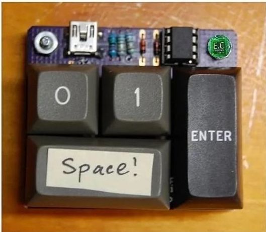 computer mit nur 4 Tasten. 0, 1, Enter und Space