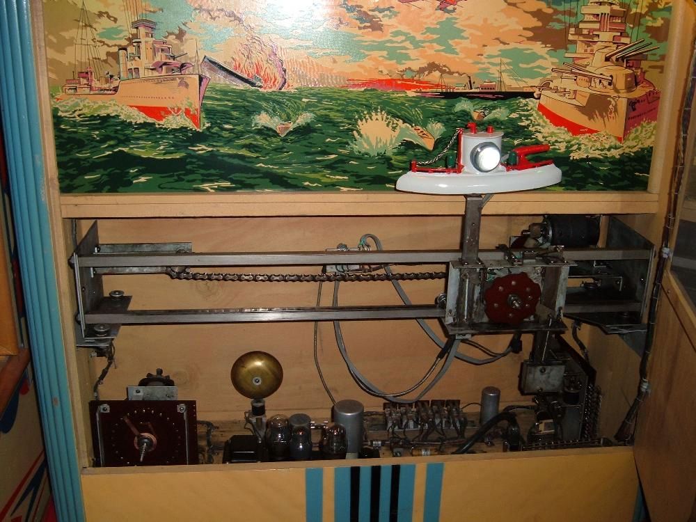 A look inside the mechanism of Rapid-Fire by Bally, with a U-boat target.

https://www.pinrepair.com/arcade/brapfir.htm