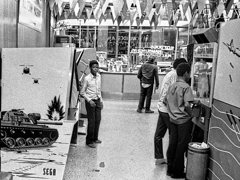 A line-up of electro-mechanical novelty games, circa 1972.

https://retro-bitch.com/2019/04/12/going-back-to-wonderland-1972-pinball-scene-revealed-in-new-photos/