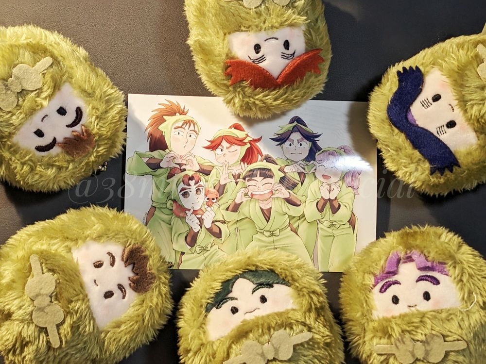 三年生がそれぞれ手でハートを作っている集合イラストの印刷された写真用紙と、三年生全員のたぴぬい