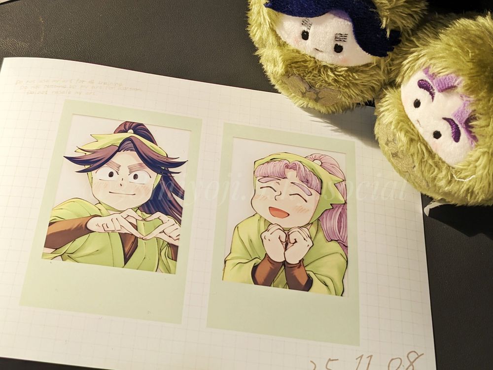 チェキ風イラストの印刷された写真用紙と、藤内と数馬のたぴぬい