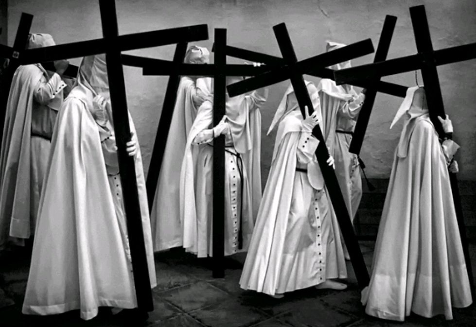 Semana santa sevillana de José Antonio Zamora. Nazarenos caminando con cruces 