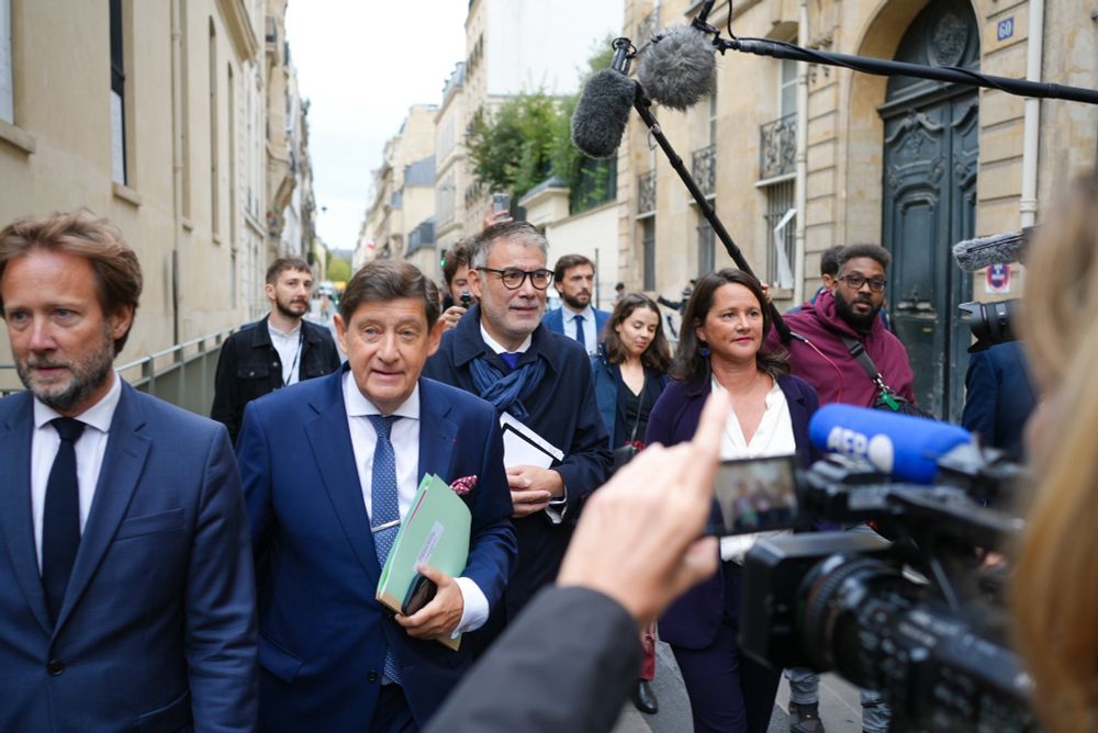 quelques personnalités du PS qui sortent d'une rencontre avec le nouveau premier ministre entourés de journalistes