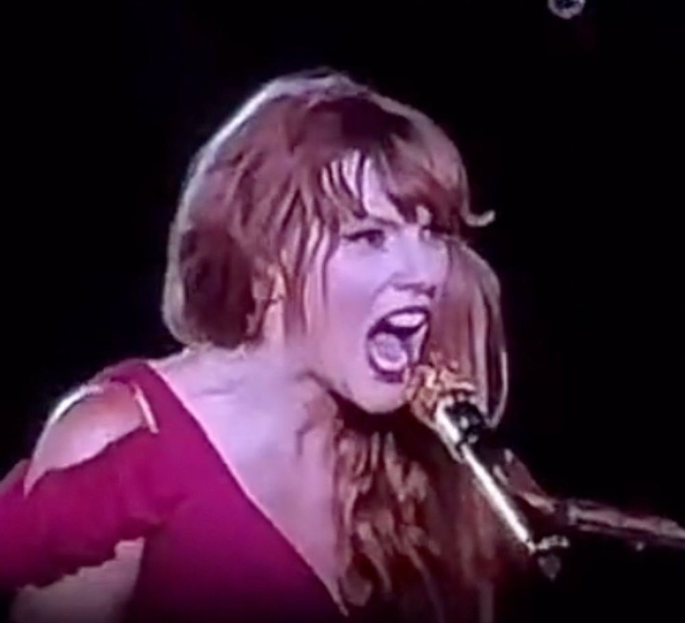 taylor singing angry maroon at eras tour