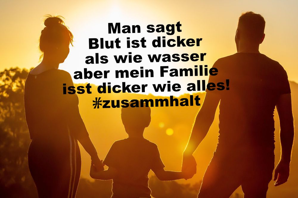 Eine Familie steht im Sonnenuntergang und hält sich an den Händen. Die Silhouetten einer Frau, eines Kindes und eines Mannes sind zu sehen. In großer schwarzer Schrift steht über dem Bild:
„Man sagt Blut ist dicker als wie wasser aber mein Familie isst dicker wie alles! ✳zusammhalt“.
