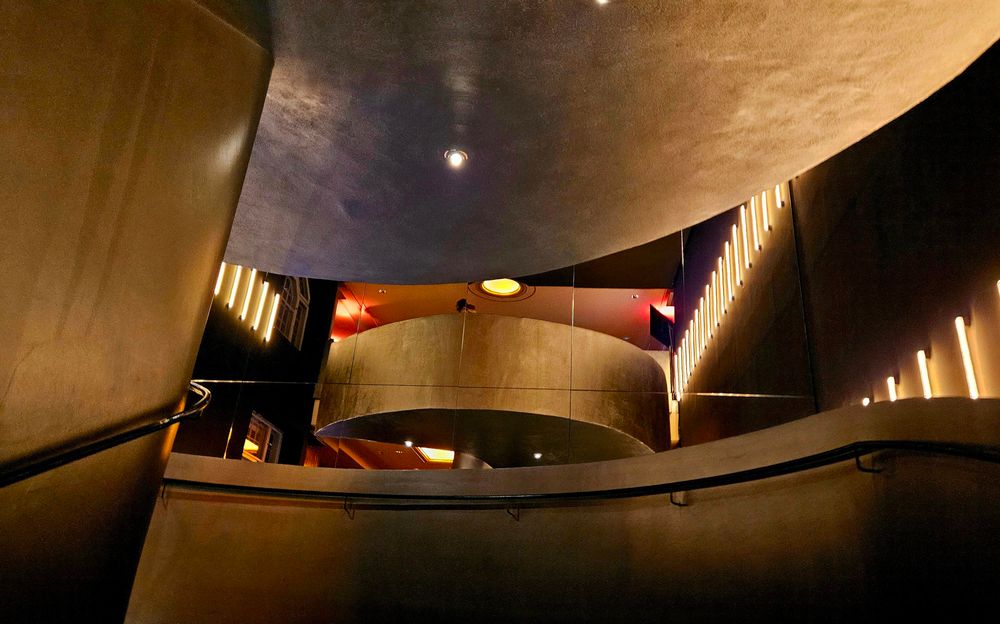 Treppenaufgang zu den Rängen mit geschwungenen Formen