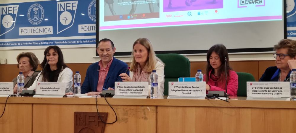 Mesa presidencial: Mercedes González, Vicerrectora de Igualdad; Ignacio Refoyo, Decano de la Facultad; Virginia Gómez, Delegada de Igualdad; Amelia Ferro; Benilde Vázquez y Élida Alfaro.