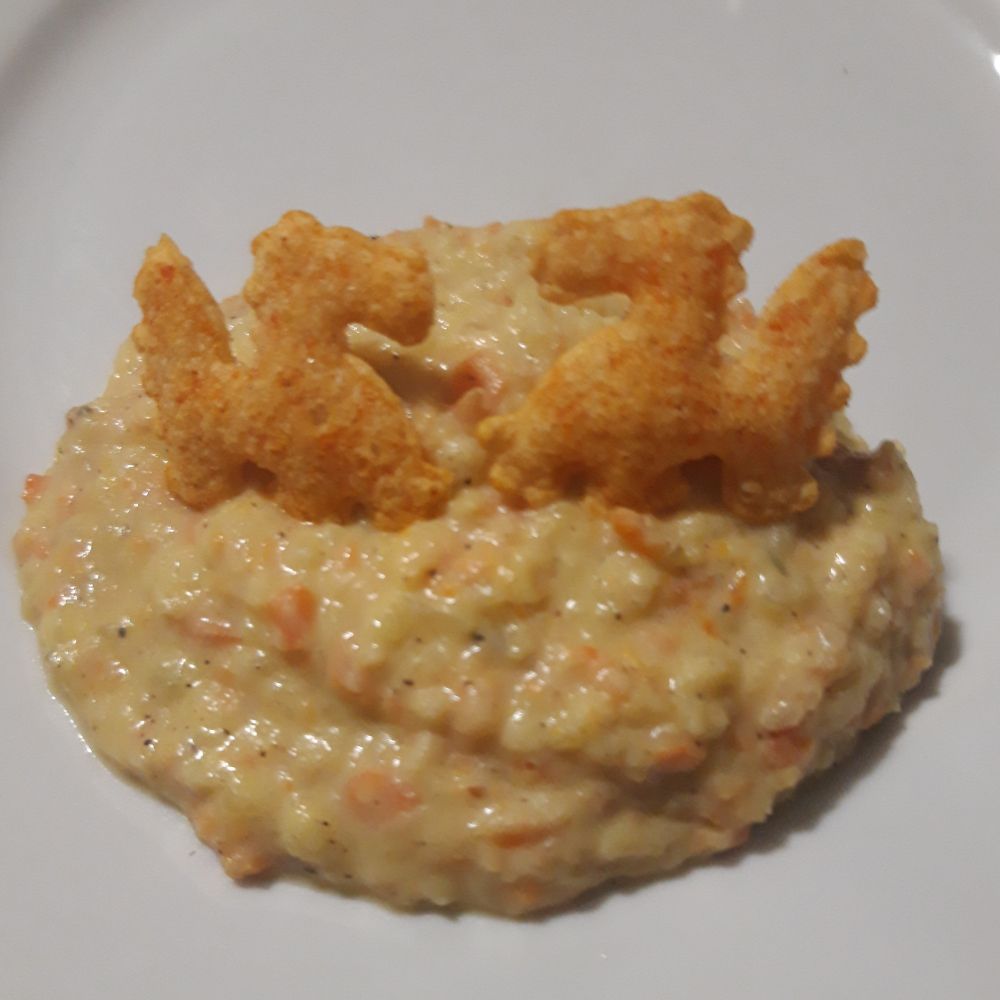Püree mit Möhrenraspeln und obendrauf sitzen zwei Feuerdrachen (Kartoffelchips).