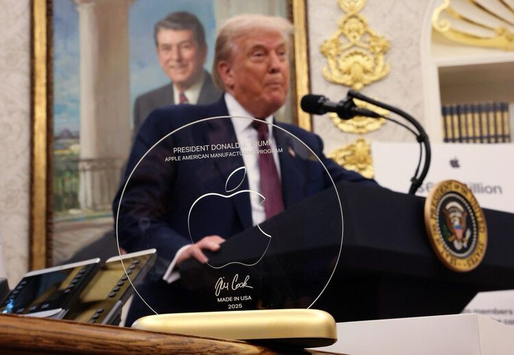 At a White House press conference to discuss Apple’s new US manufacturing plans, CEO Tim Cook presented a gift to President Donald Trump: a “unique” piece of glass from iPhone glass manufacturer Corni...