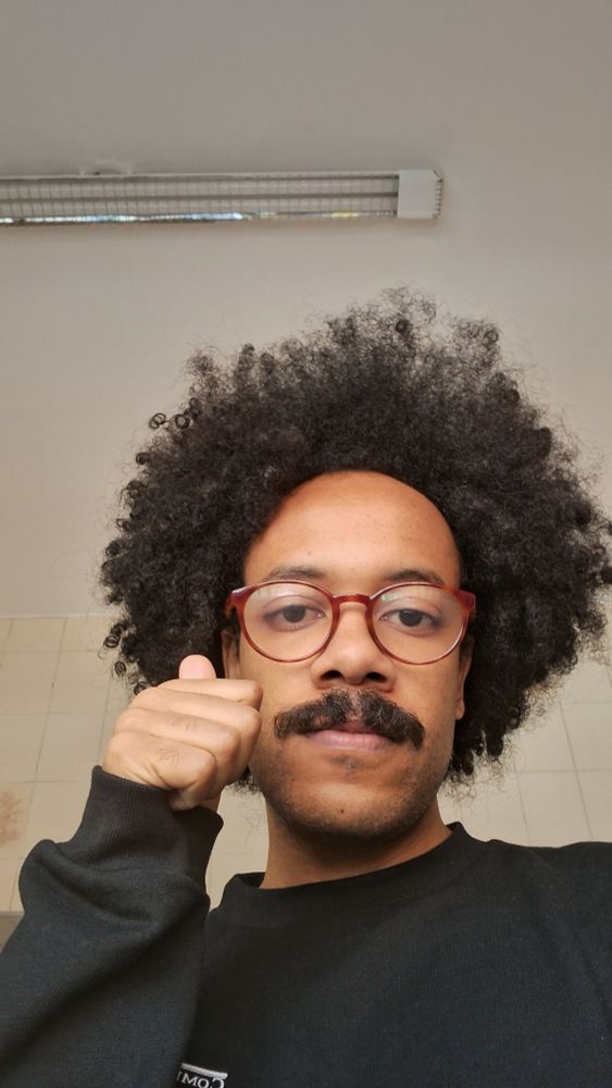 selfie eu de moletom preto fazendo joinha