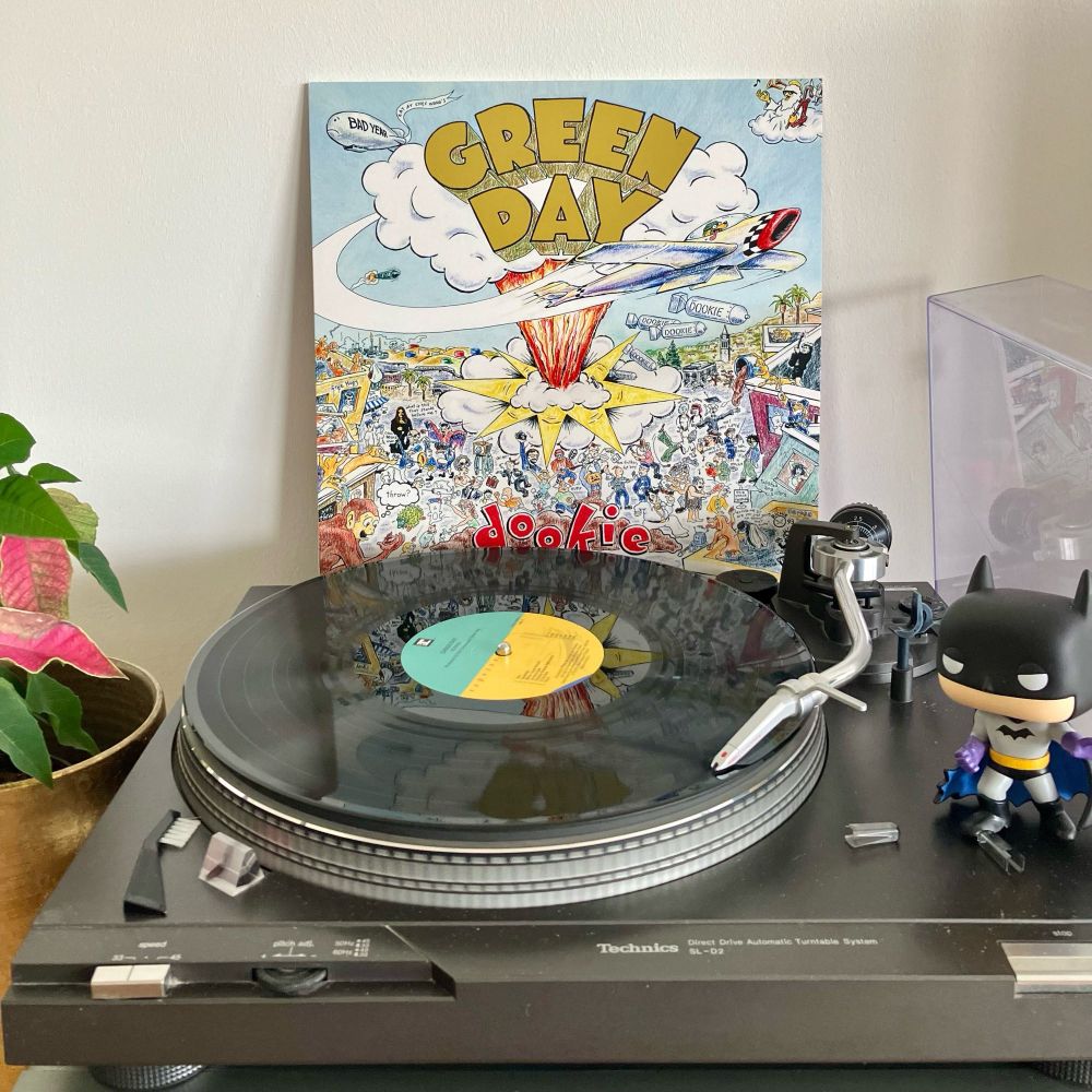 Green Day‘s Doolkie spinning on a turntable. Just for attention; no relation to the text.