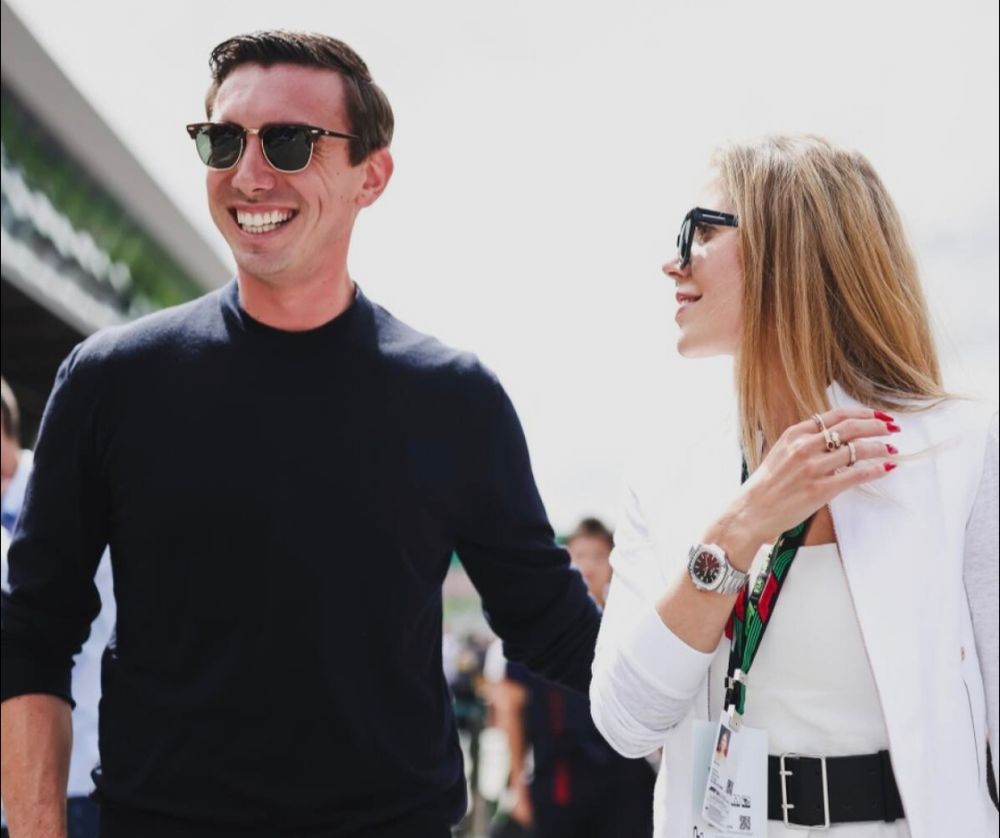 Mark Mateschitz bei seiner Arbeit:
Grinsend in Begleitung normschöner Frauen herumstehen.