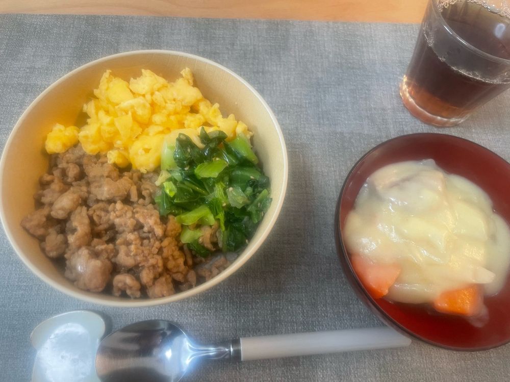 炒り卵と豚ひき肉と青梗菜が乗った丼とクリームシチューと麦茶