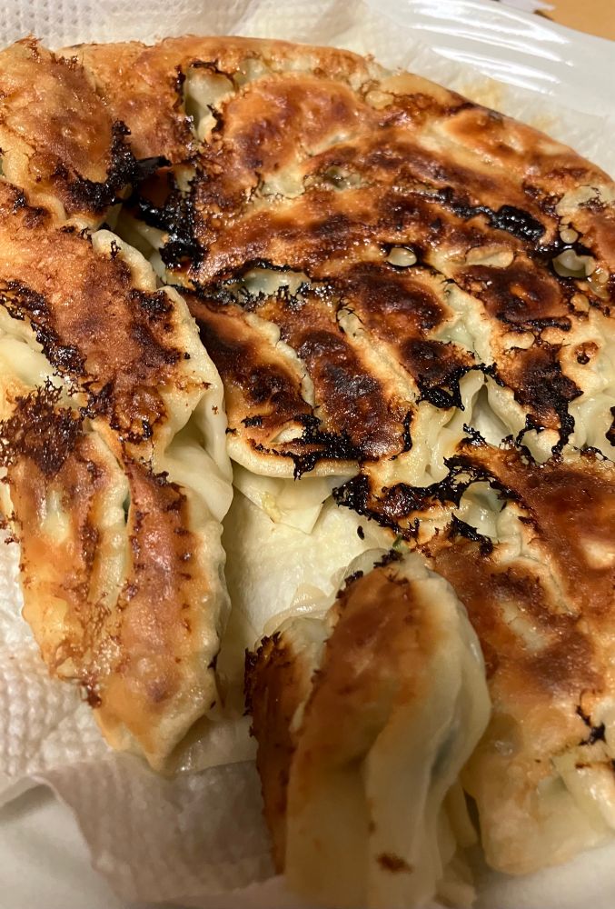この羽付き餃子があと3皿あります。焼きまくった