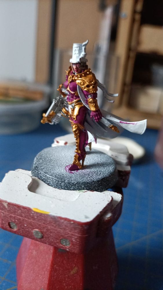 Miniatura de la inquisidora con la mayor parte de la armadura pintada en magenta y oro