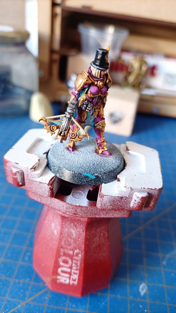 Foto de la inquisidora vista desde su derecha 