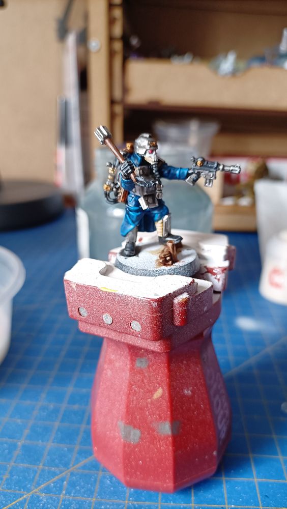 Foto de una miniatura de soldado krieg de Warhammer 40k en proceso de pintado 