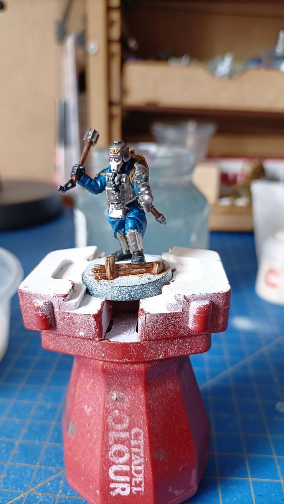 Foto de una miniatura de soldado krieg de Warhammer 40k en proceso de pintado 