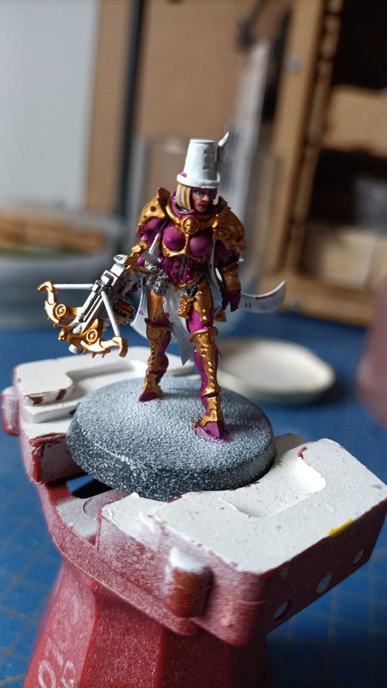 Miniatura de la inquisidora a medio pintar