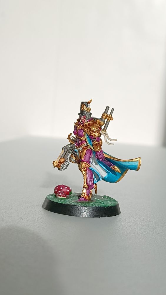 Foto de la inquisidora vista de frente sobre peana en verdes y marrones tipo cenagoso con unas setas