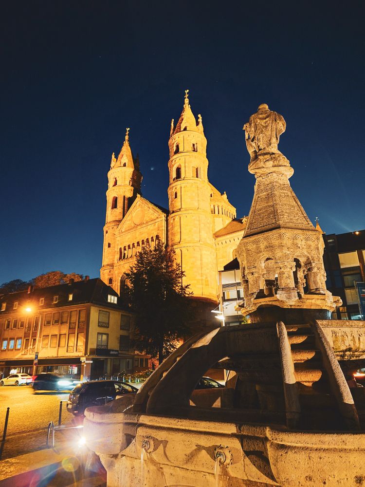Wormser Dom at night with a fountain 