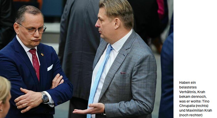 Bild auf dem auf der linken Seite Tino Chrupalla und auf der rechten Seite Maximilian Krah zu sehen ist. In der Bildbeschreibung steht: ,,Tino Chrupalla (rechts) und Maximilian Krah (noch rechter) zu sehen sind''