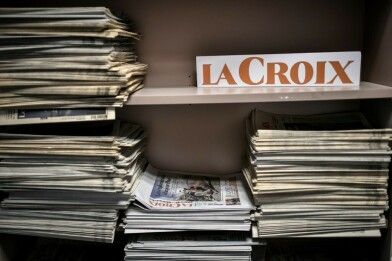 Une pile de journaux à la rédaction du journal "La Croix"