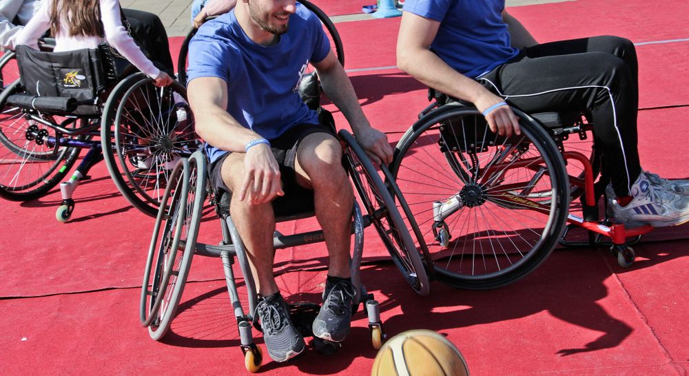 Une partie de basket fauteuil