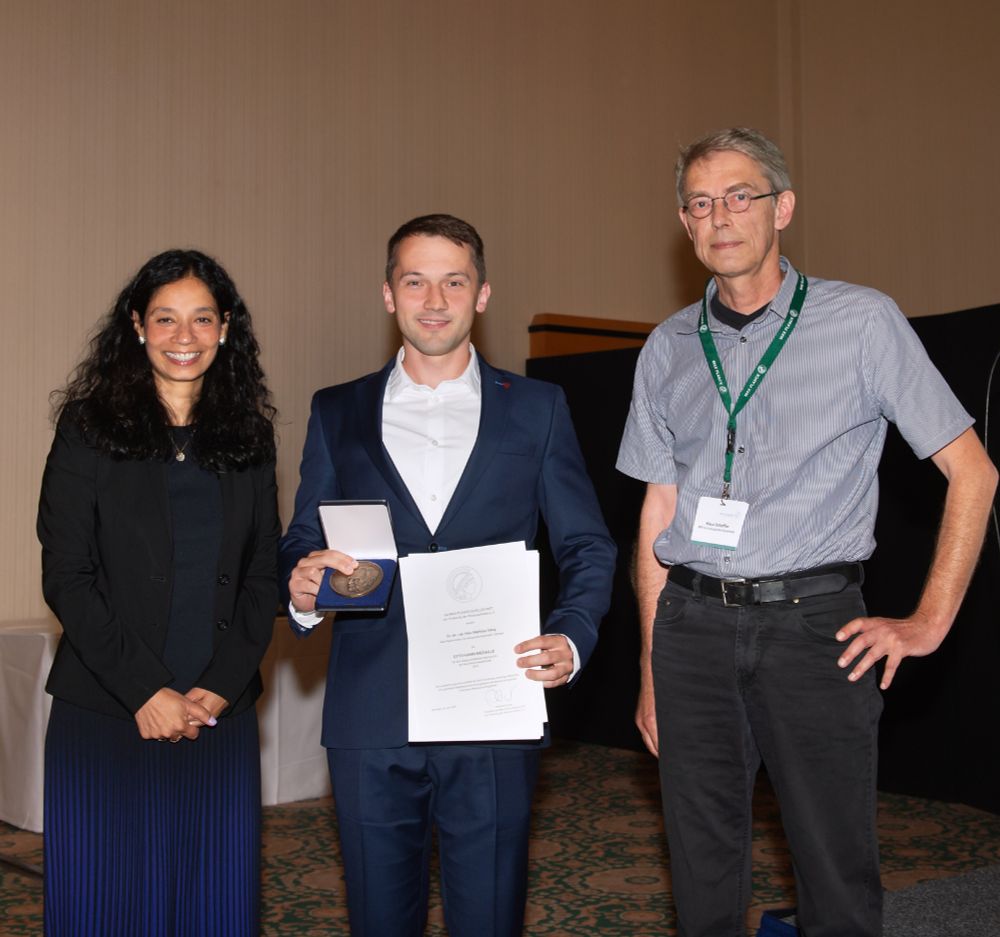 Felix Glang with his doctoral advisor Klaus Scheffler and Asifa Akhtar, vice president of the Max Planck Society