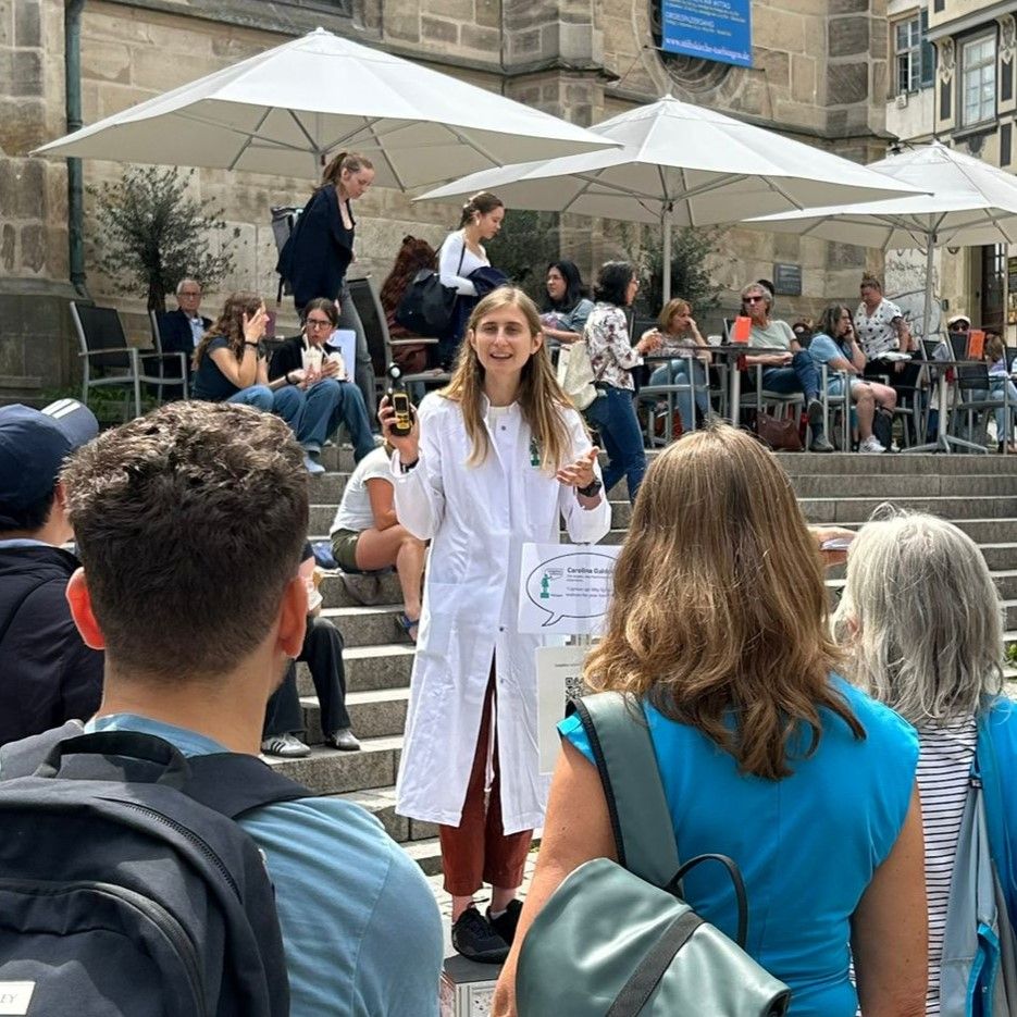 Carolina Guidolin presents her research to a general public in a public square in downtown Tübingen. 