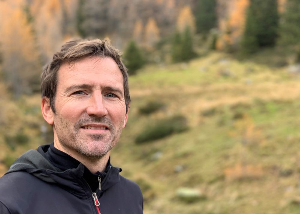 A photo of Jeroen Dobbelaere with a background of trees and the outdoors. 