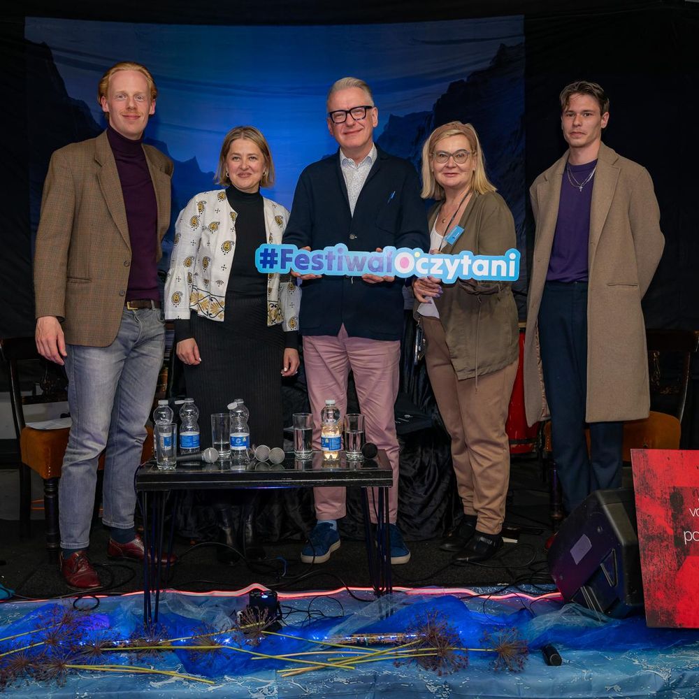 organizers of the O'Czytani festival together with Mariusz Szczygieł
