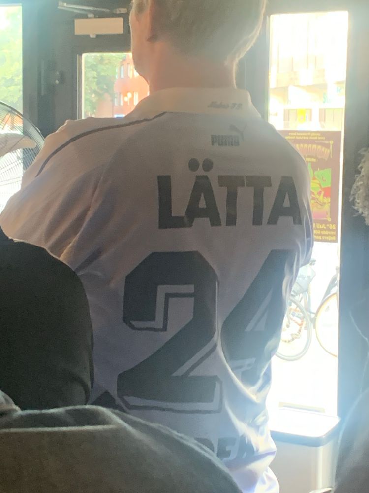 MFF tröja med lätta reklam. 