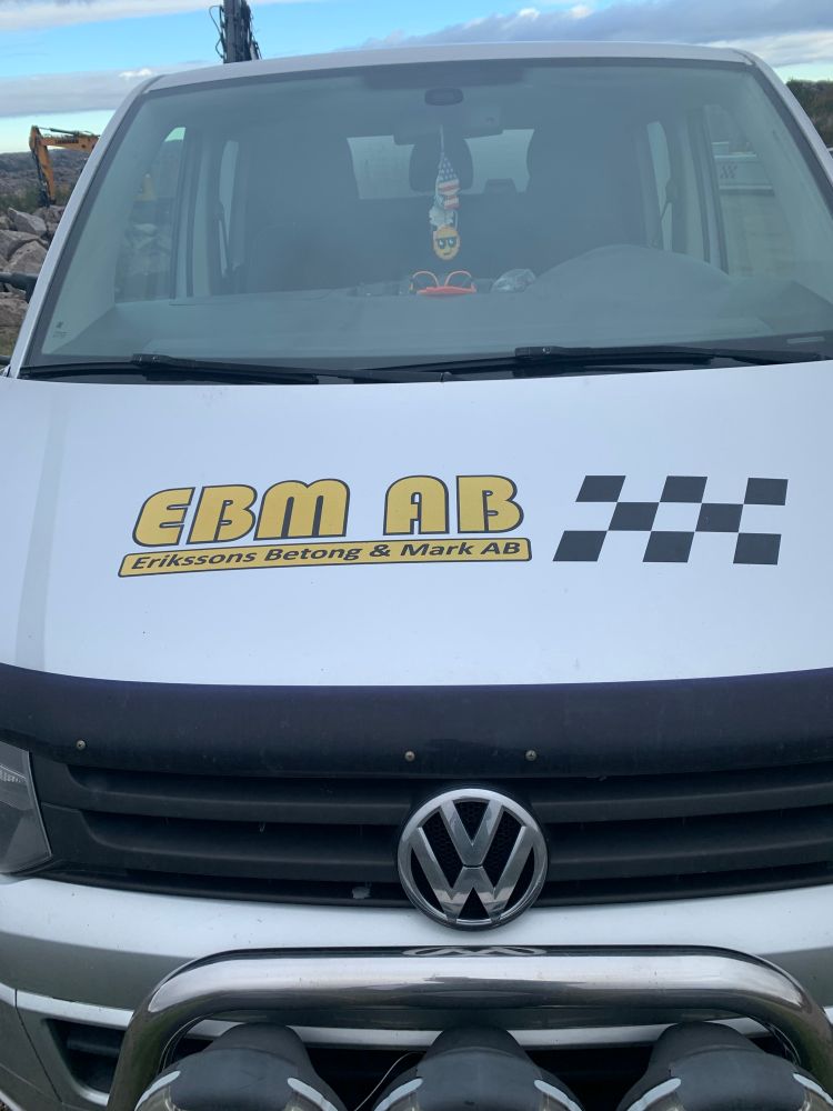 Bil med logga EBM AB. 