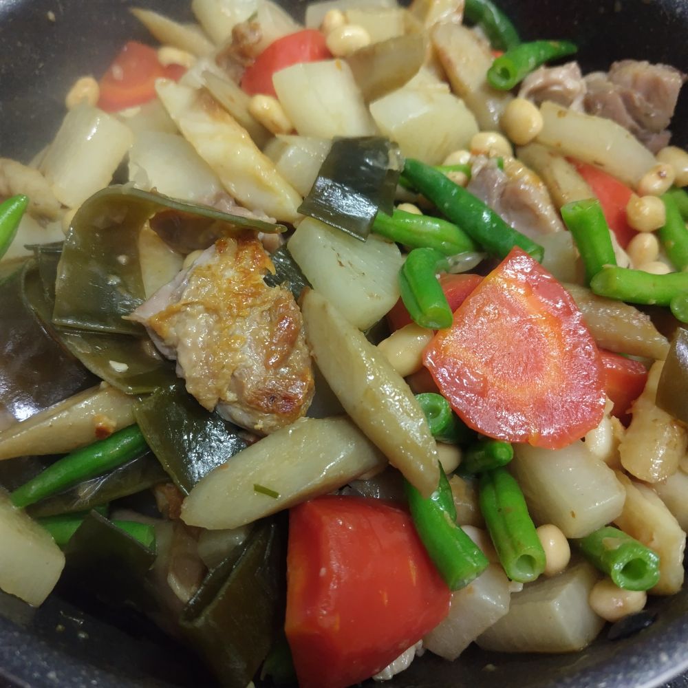 煮上がった筑前煮。
鶏もも肉、大根、金時人参、牛蒡、昆布、茹で大豆、さやいんげんを使用。