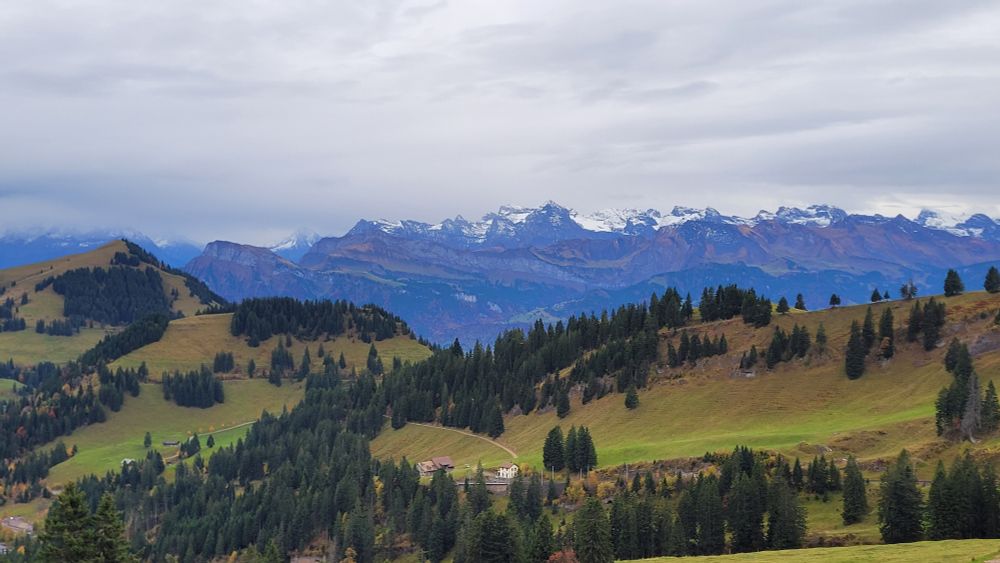 Depuis le Rigi, vue sur les sommets déjà saupoudrés de neige des Alpes uranaises (Suisse, canton de Schwytz).