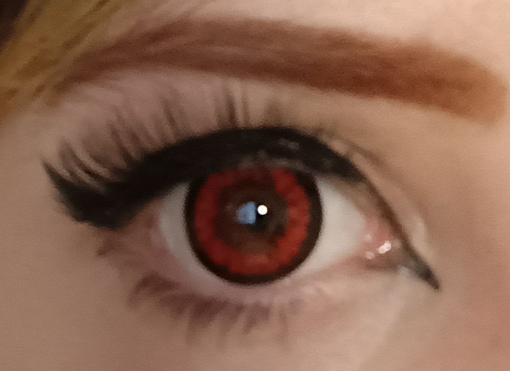 Mein Auge (inkl Cateye und Falschen Wimpern) mit einer roten Kontaktlinse